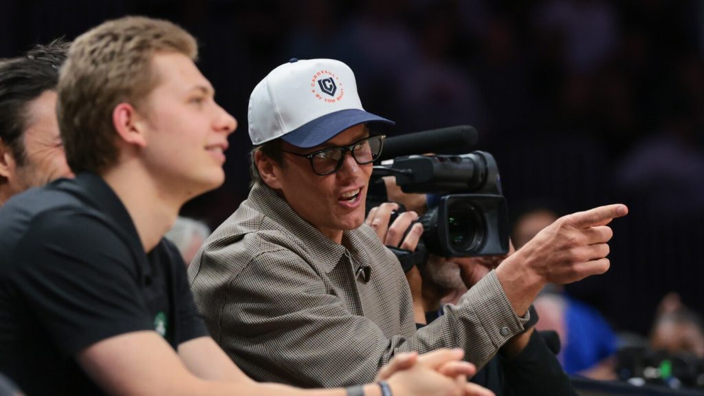 Tom Brady makes appearance on first day of Raiders' offseason program