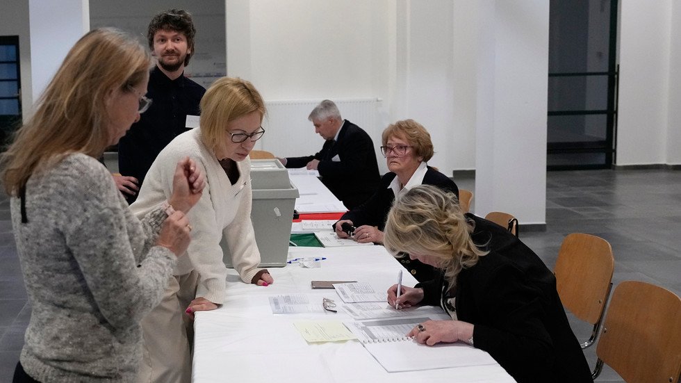Polls open in crucial Hungarian election — RT World News