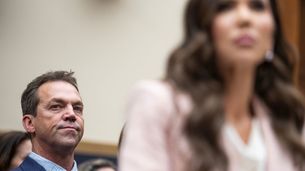 Trump’s ‘ICE Barbie’ responds to husband’s exposure as cross-dressing ‘bimbo’ — RT World News