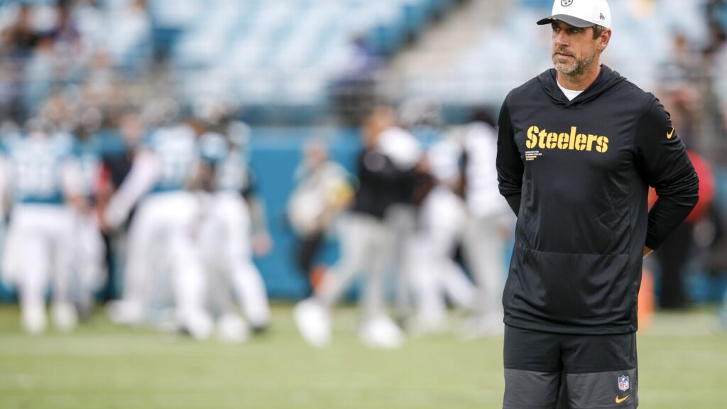 Aaron Rodgers will arrive in Pittsburgh to a "visit" later today