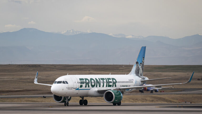 Trespasser sucked into passenger jet engine at Denver airport (GRAPHIC VIDEO) — RT World News