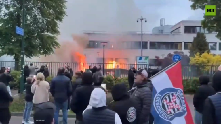 Dutch protesters set asylum shelter on fire (VIDEO) — RT World News