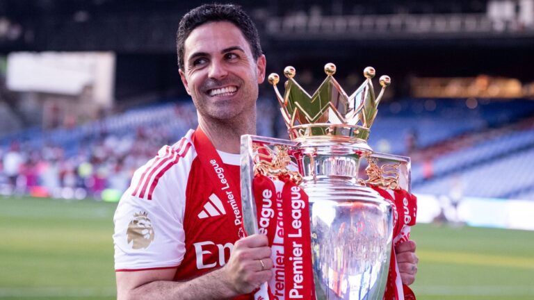 mikel-arteta-arsenal-premier-league-trophy