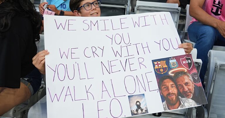 Lionel Messi bids farewell to his father in Rosario