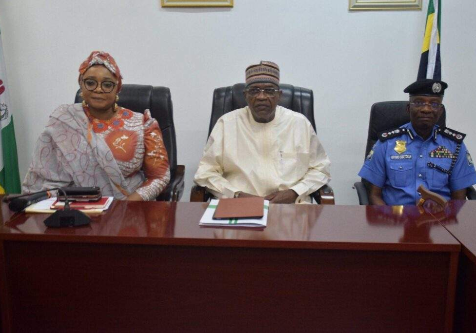 100660 minister seeks rapid response to distress calls by police