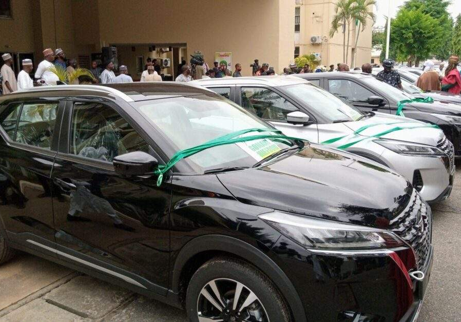 105538 wike presents 10 vehicles to fct chiefs