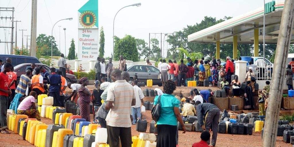 10962 major oil marketers blame long fuel queues on distribution bottlenecks 10962 major oil marketers blame long fuel queues on distribution bottlenecks