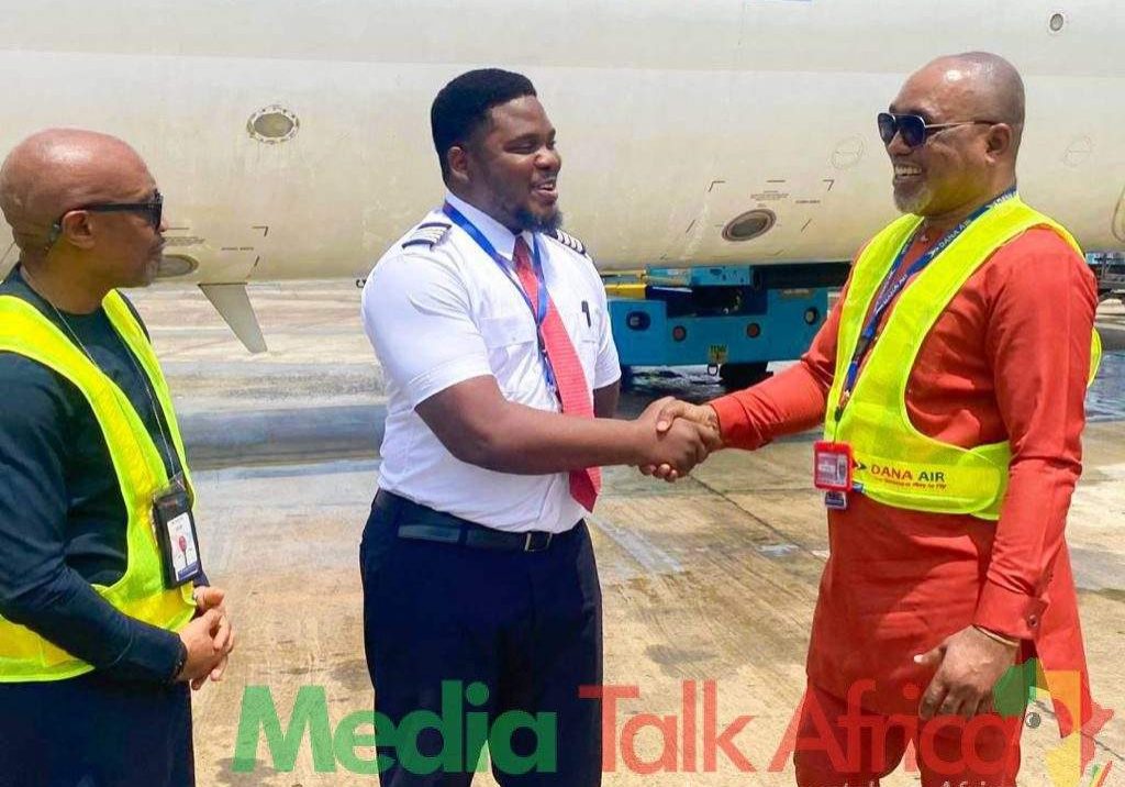 110499 nigerians applaud dana air pilot for expert landing