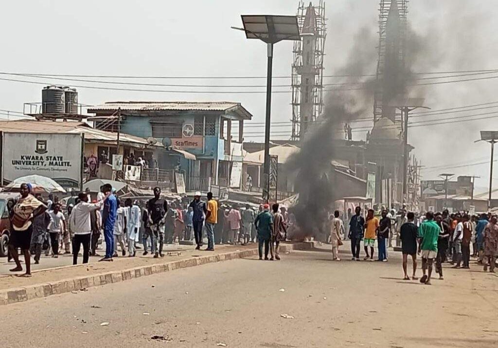 19351 angry residents protest over naira swap in kwara 19351 angry residents protest over naira swap in kwara
