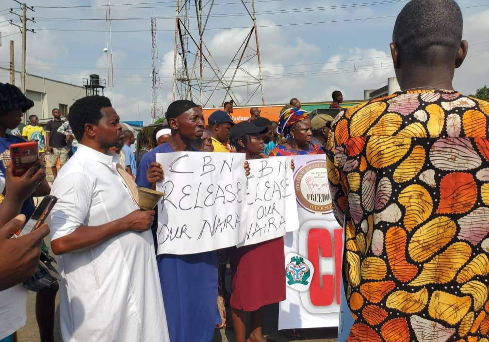19779 protesters block ore benin expressway over naira scarcity