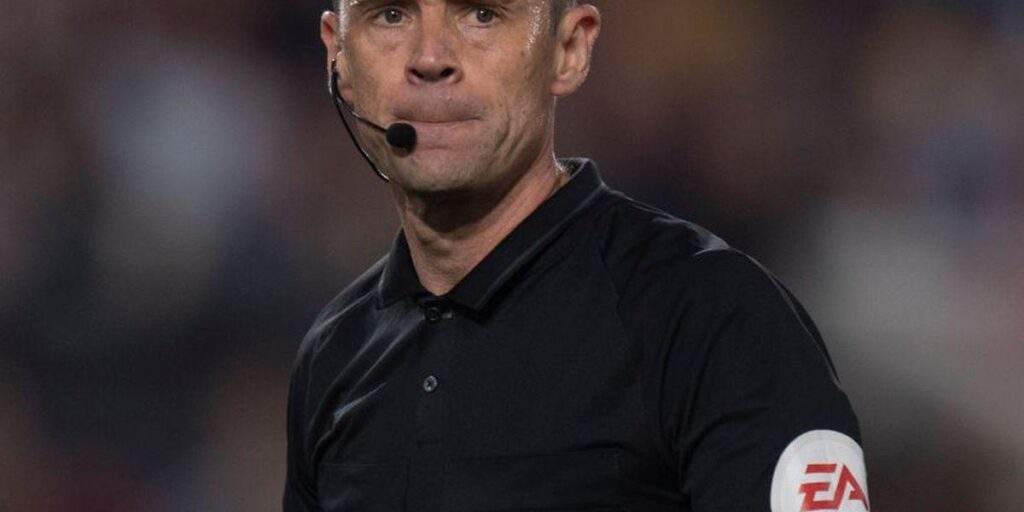 20648 epl referee attwell criticized for not giving man utd midfielder red card 20648 epl referee attwell criticized for not giving man utd midfielder red card