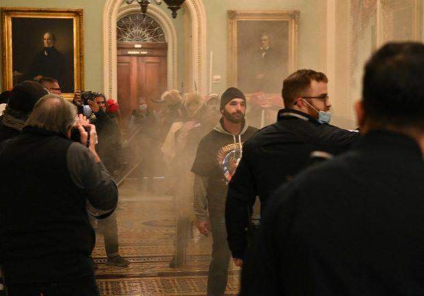 23817 police hurt in capitol assault can sue trump says justice department 23817 police hurt in capitol assault can sue trump says justice department