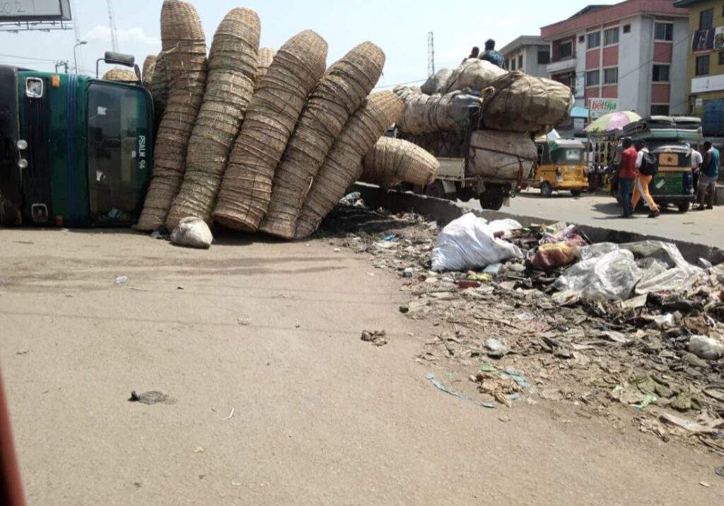 27721 pictorial fallen truck causes gridlock in anambra