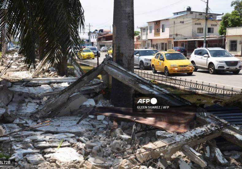 31513 ecuador quake kills 12 people says presidency