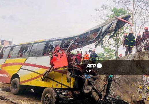 31697 17 killed in bangladesh bus crash