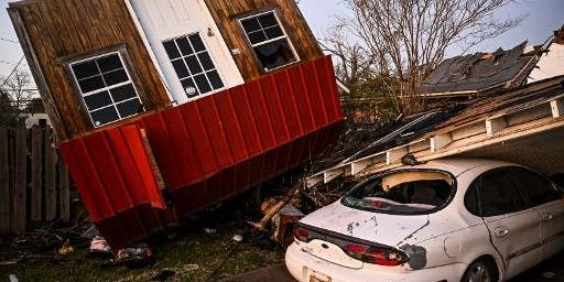 35194 at least 25 killed in us as tornado hits mississippi