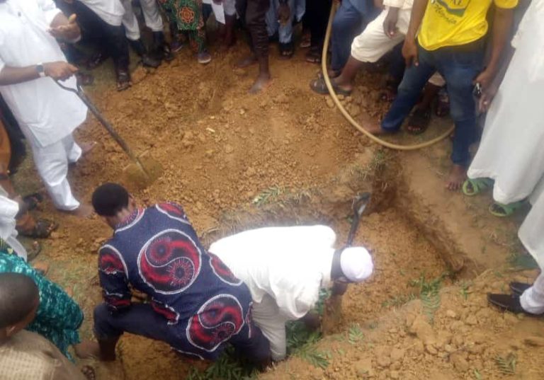 35460 balogun mumini of yorubaland adesokan buried amid tears in ibadan 35460 balogun mumini of yorubaland adesokan buried amid tears in ibadan