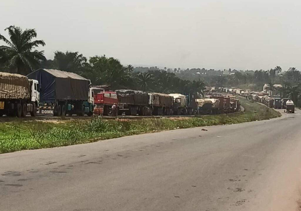 39396 truck drivers accuse security operative of shooting extorting members on enugu ph highway 39396 truck drivers accuse security operative of shooting extorting members on enugu ph highway