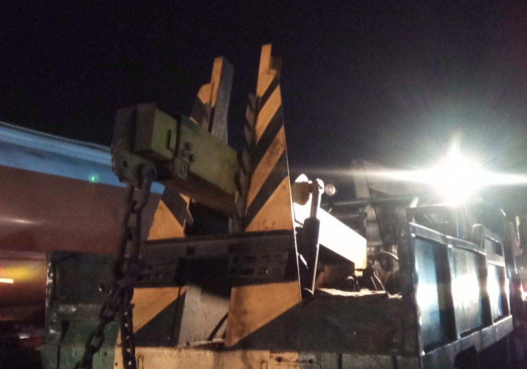 45565 driver injured as trailer somersaults on lagos ibadan expressway 45565 driver injured as trailer somersaults on lagos ibadan expressway
