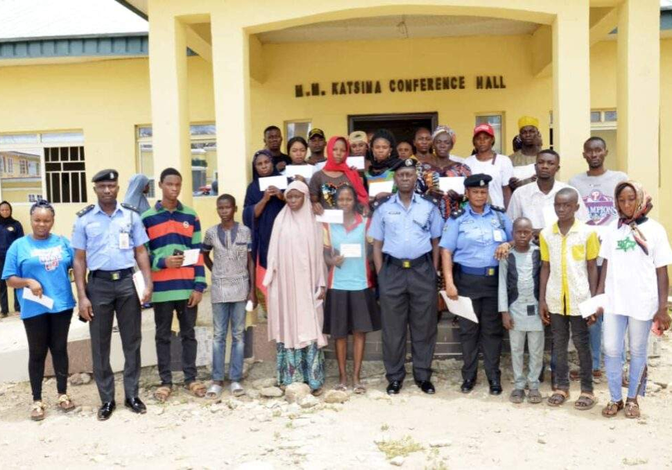 45771 police present n39 8m cheque to families of 25 deceased officers