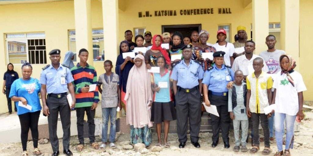 45771 police present n39 8m cheque to families of 25 deceased officers