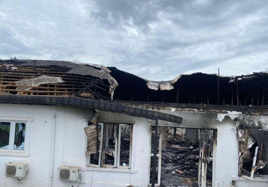 54384 fire razes part of oonis palace