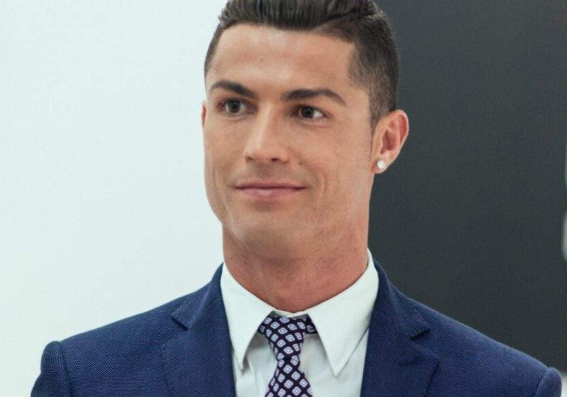 54485 epl one man united always passing the ball to ronaldo to get his praise