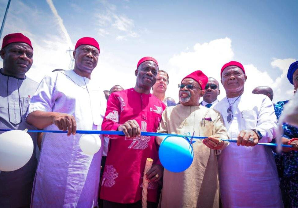 65433 leaders commend buhari as second niger bridge is inaugurated