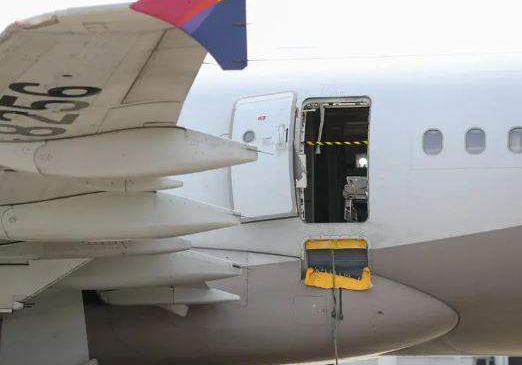 67114 man explains why he opened airplane door midair on asiana airlines flight 67114 man explains why he opened airplane door midair on asiana airlines flight