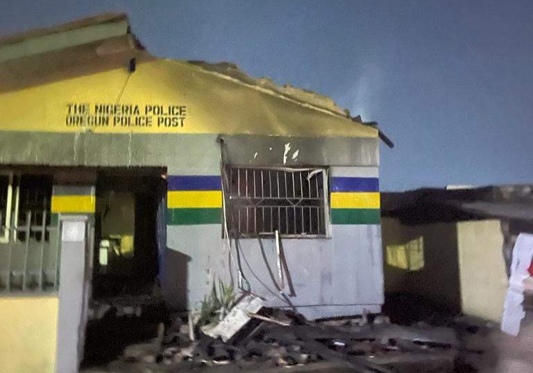 68041 rampaging youths set lagos police post ablaze