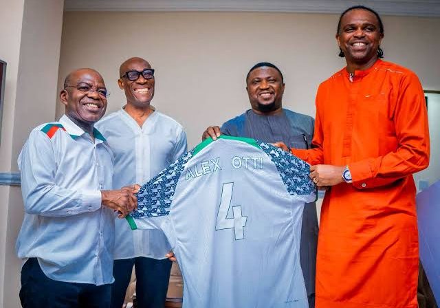 81989 abia governor tasks kanu to help maintain enyimbas standard