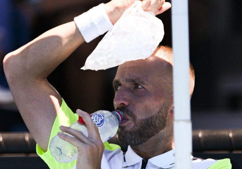 8547 extreme heat halts australian open for hours