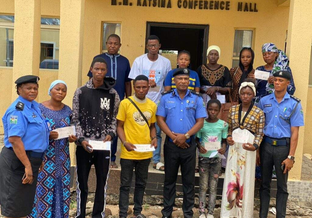 86893 police present n4 7 million cheques to families of eight deceased officers in kogi 86893 police present n4 7 million cheques to families of eight deceased officers in kogi