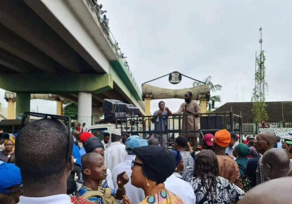 88008 oyo workers block secretariat gate demand palliatives 88008 oyo workers block secretariat gate demand palliatives