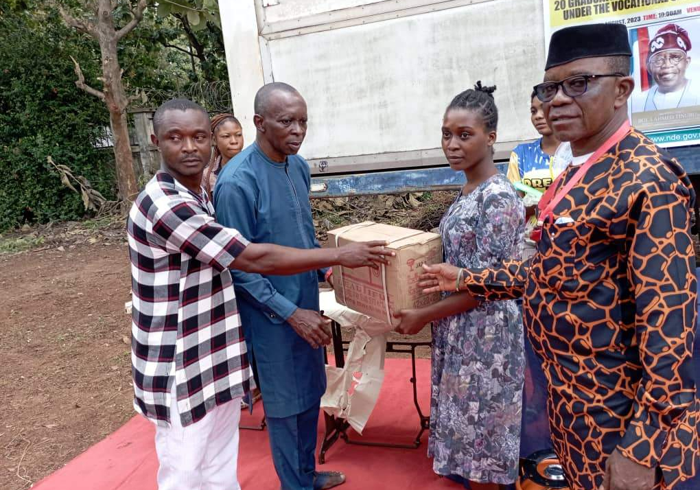 98184 directorate of employment shares starter packs with trainees in ebonyi state 98184 directorate of employment shares starter packs with trainees in ebonyi state
