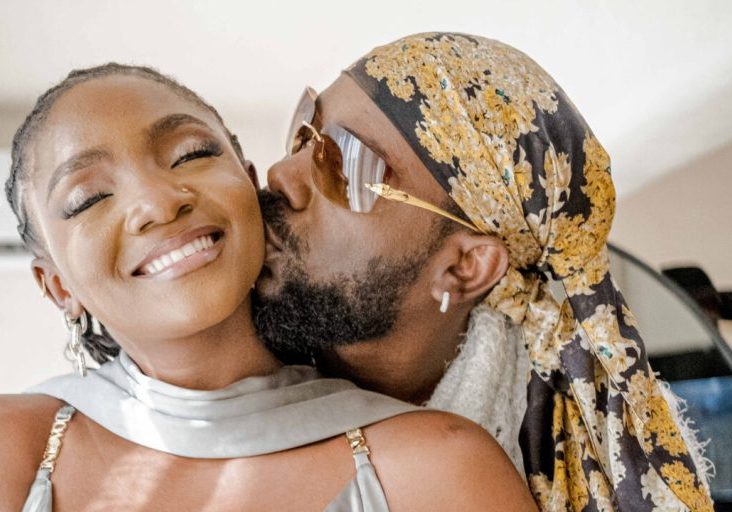 Adekunle Gold, Simi welcome twin babies