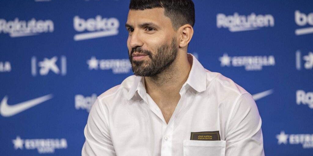 Aguero picks better goal between Garnacho Rooneys overhead kicks for