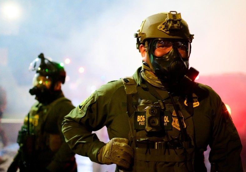 Anti-ICE protesters clash with federal agents in Portland (VIDEO) — RT World News