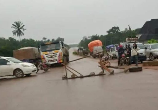 Army Roadblock Strands Passengers on Agbor Igueben Uromi Expressway Army Roadblock Strands Passengers on Agbor Igueben Uromi Expressway
