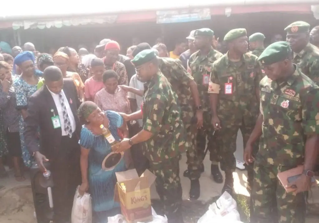 Attack on soldiers: Army reopens Abia/Imo boundary market, shares palliatives