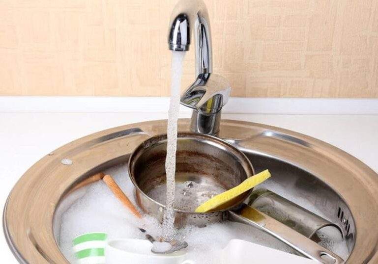 Avoid Damaging Your Cookware The Mistake of Filling a Hot Avoid Damaging Your Cookware The Mistake of Filling a Hot