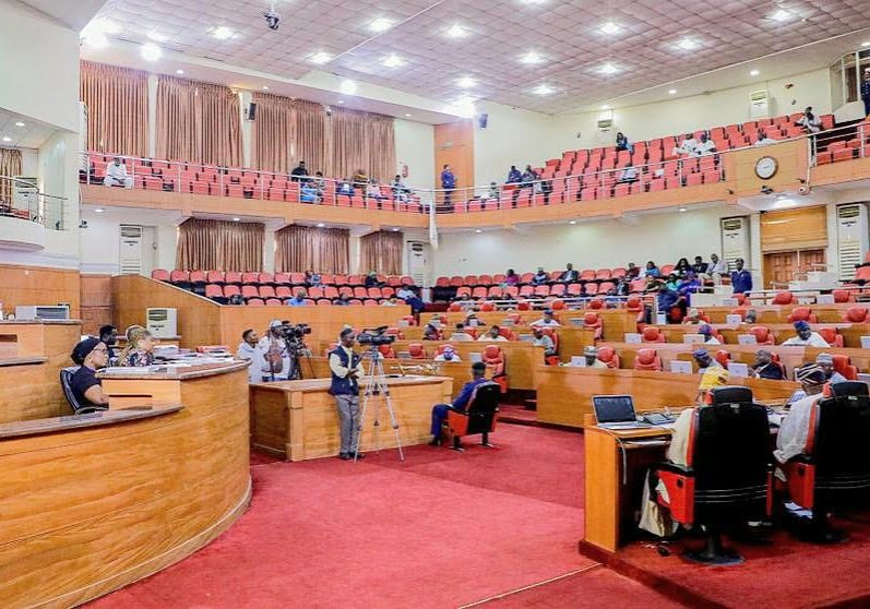 BREAKING: Lagos Assembly crisis: 35 lawmakers storm court