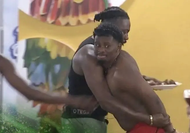 BBNaija 10: Jason Jae, Victory fight over chicken [VIDEO]