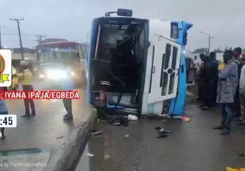 Bus Overturns on Lagos Abeokuta Expressway, 10 Casualties Recorded Bus Overturns on Lagos Abeokuta Expressway, 10 Casualties Recorded