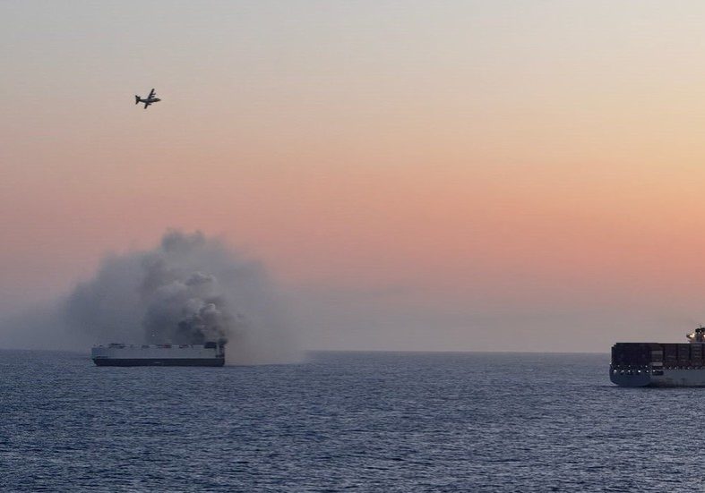 Ship carrying 3,000 cars catches fire in Pacific (PHOTOS) — RT World News