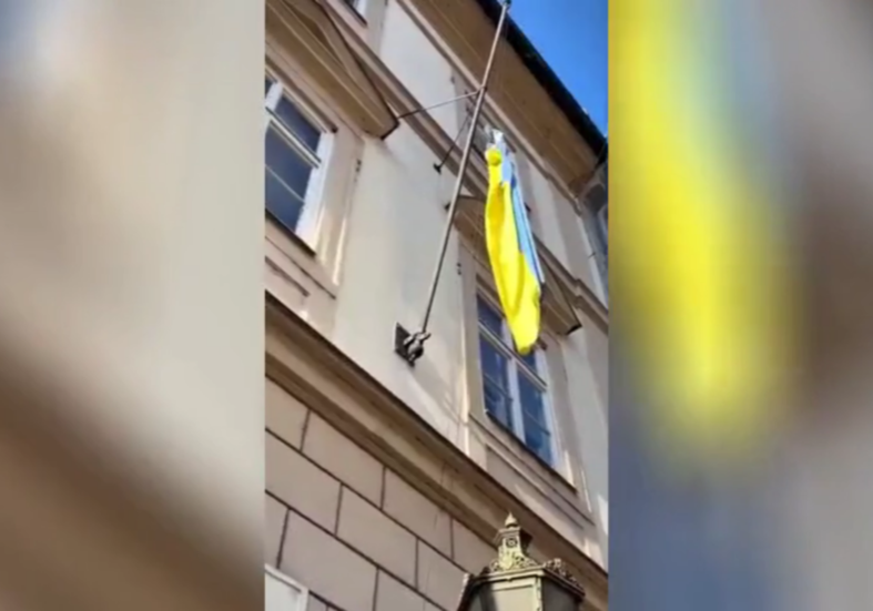Ukrainian flag taken down from Czech parliament (VIDEO) — RT World News