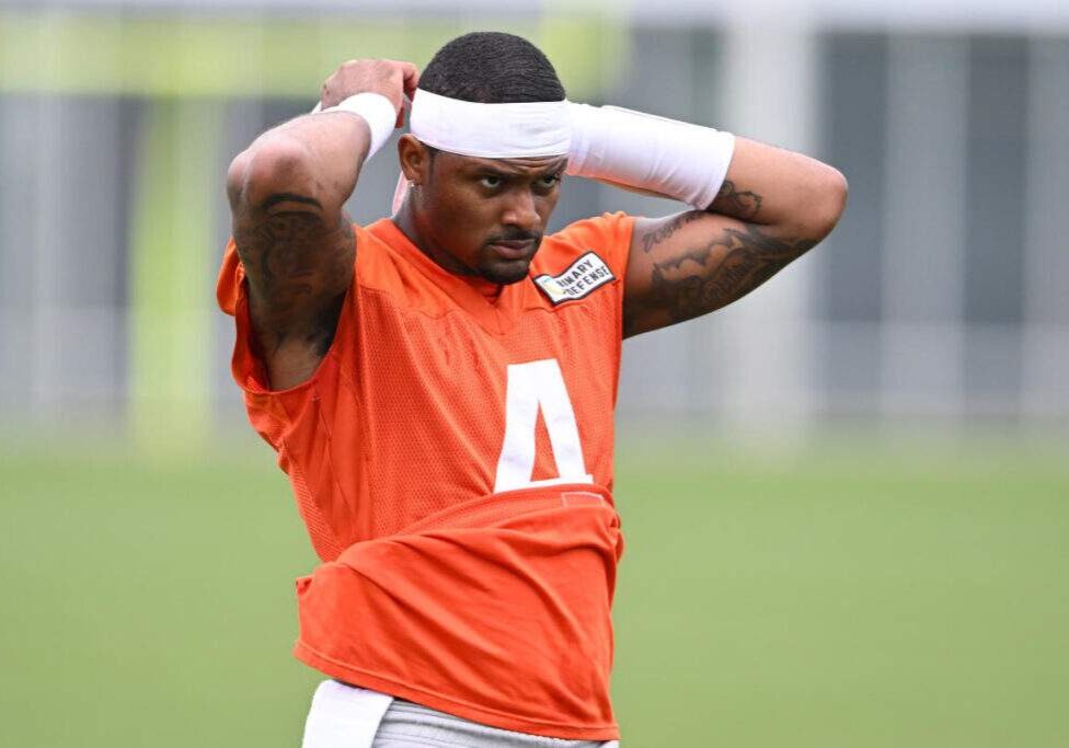 Deshaun Watson's Shoulder Issue Raises Concerns for Browns' Playoff Hopes Deshaun Watson's Shoulder Issue Raises Concerns for Browns' Playoff Hopes