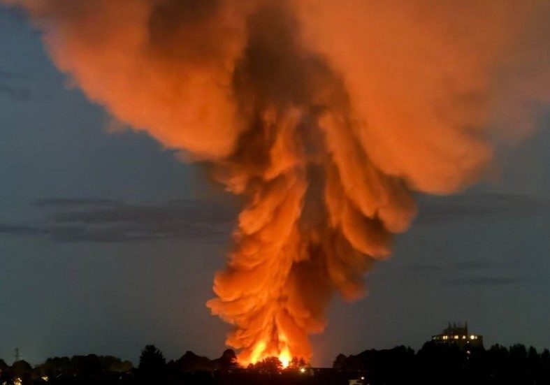 Explosion rocks Swindon industrial estate near planned drone factory Massive blast rocks town in South West England (VIDEOS) — RT World News
