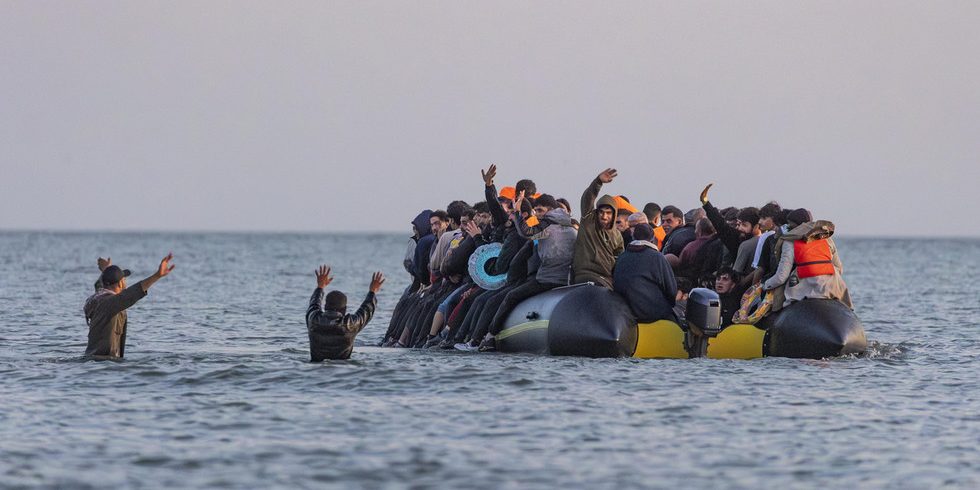 French police entering the sea with knives to tackle illegal migration — RT World News
