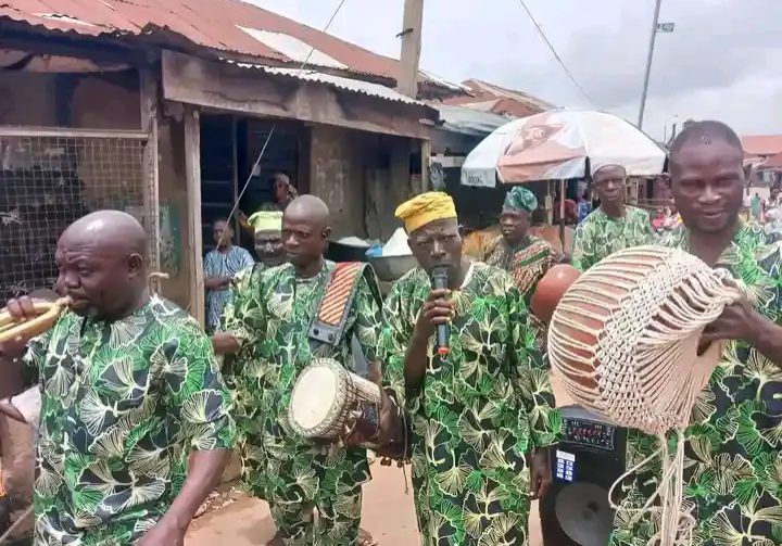 Ibadan: Traditional drummers, chanters, others relocate to Ladoja's family compound, residence [PHOTOS] 